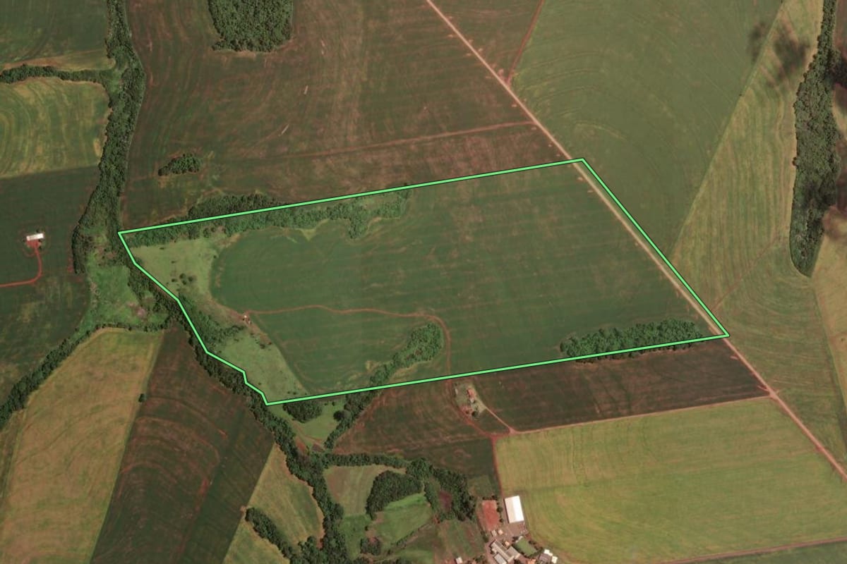 Imagem de satélite do imóvel rural em Ubiratã (PR), com o contorno declarado no CAR desenhado por cima.