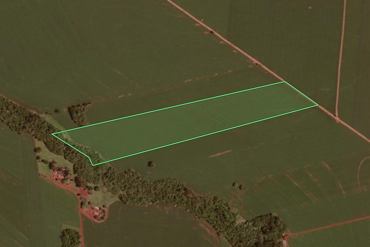 Imagem de satélite do imóvel rural em Ubiratã (PR), com o contorno declarado no CAR desenhado por cima.
