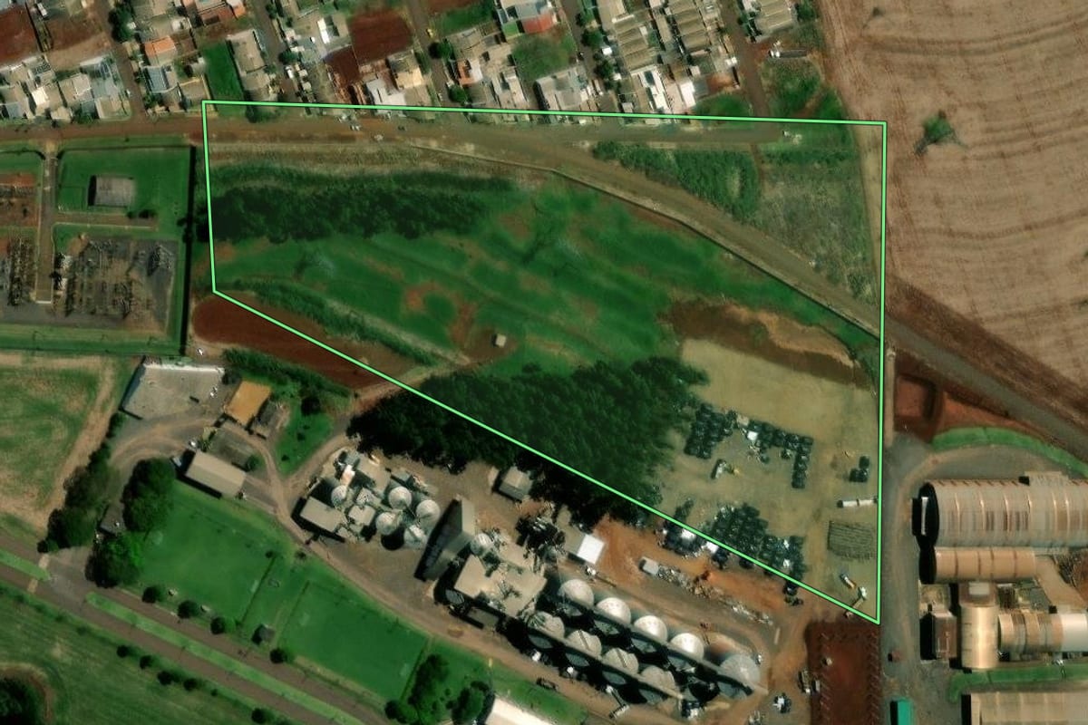 Imagem de satélite do imóvel rural em Ubiratã (PR), com o contorno declarado no CAR desenhado por cima.