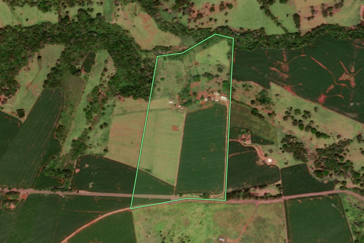 Imagem de satélite do imóvel rural em Ubiratã (PR), com o contorno declarado no CAR desenhado por cima.