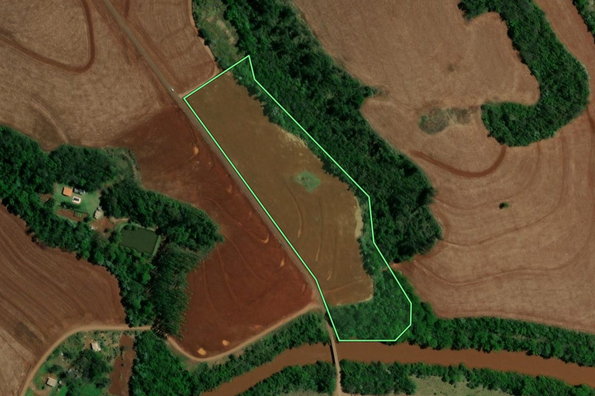 Imagem de satélite do imóvel rural em Ubiratã (PR), com o contorno declarado no CAR desenhado por cima.