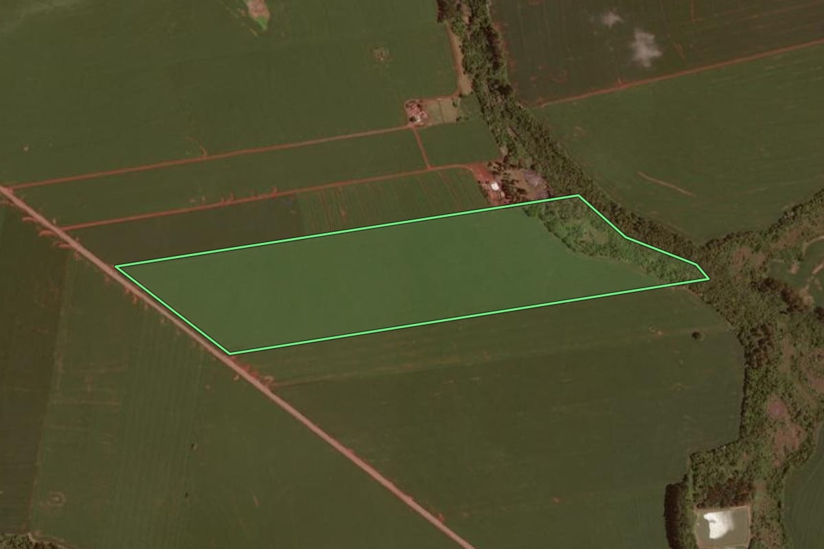 Imagem de satélite do imóvel rural em Ubiratã (PR), com o contorno declarado no CAR desenhado por cima.