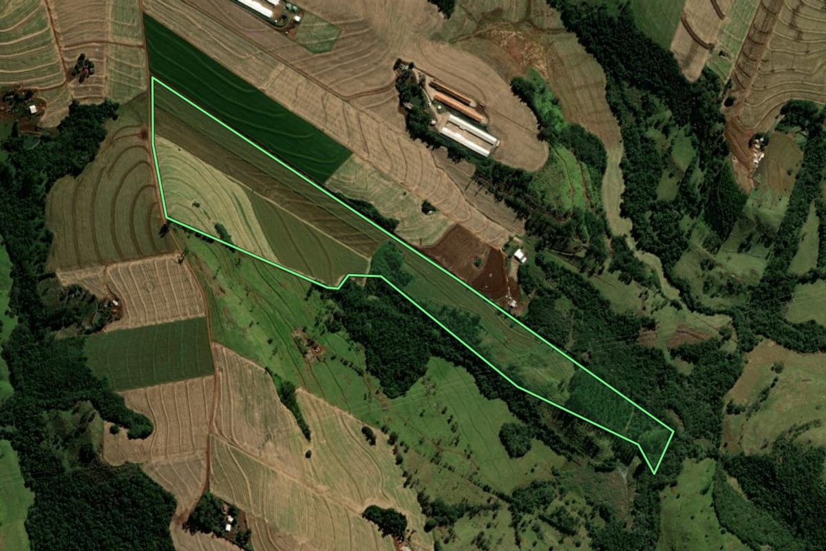Imagem de satélite do imóvel rural em Ubiratã (PR), com o contorno declarado no CAR desenhado por cima.