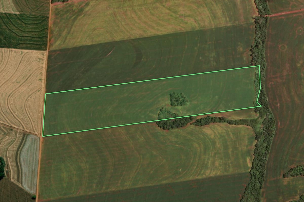 Imagem de satélite do imóvel rural em Ubiratã (PR), com o contorno declarado no CAR desenhado por cima.