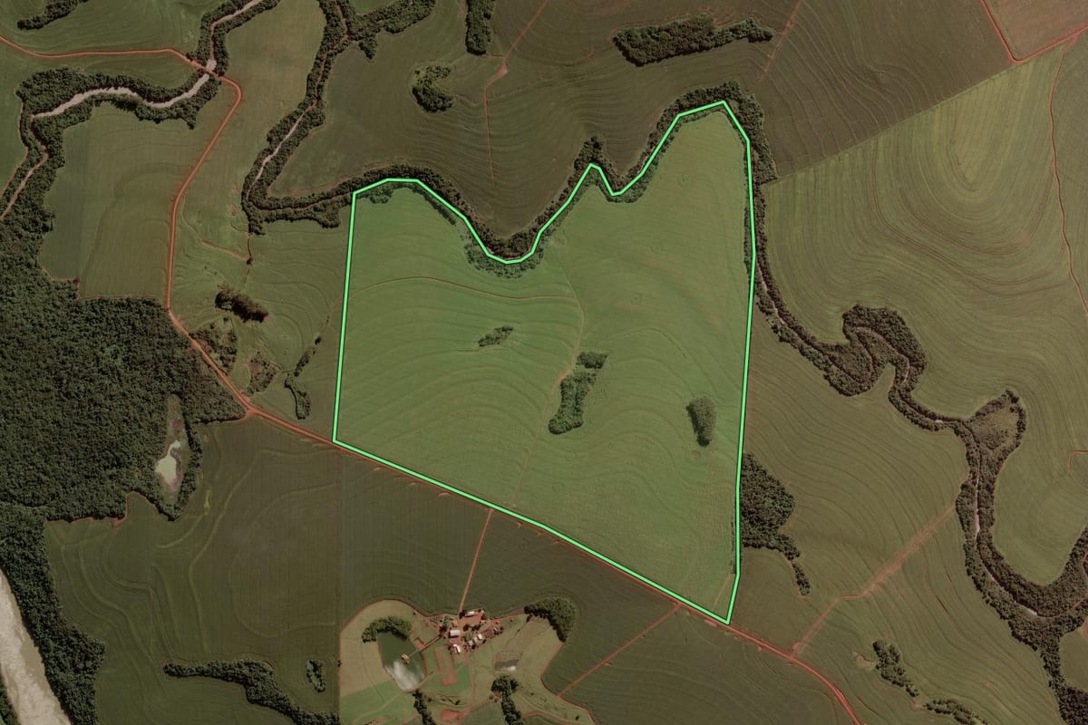 Imagem de satélite do imóvel rural em Ubiratã (PR), com o contorno declarado no CAR desenhado por cima.