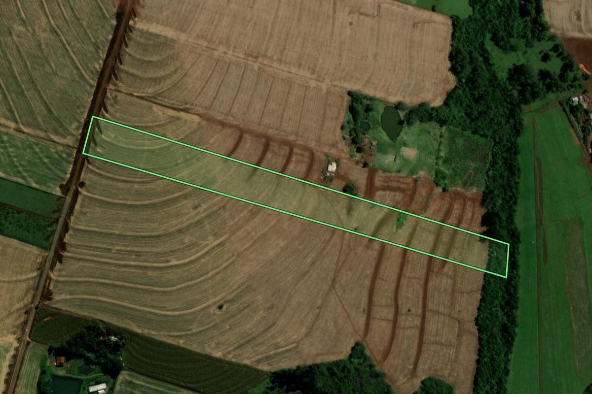 Imagem de satélite do imóvel rural em Ubiratã (PR), com o contorno declarado no CAR desenhado por cima.
