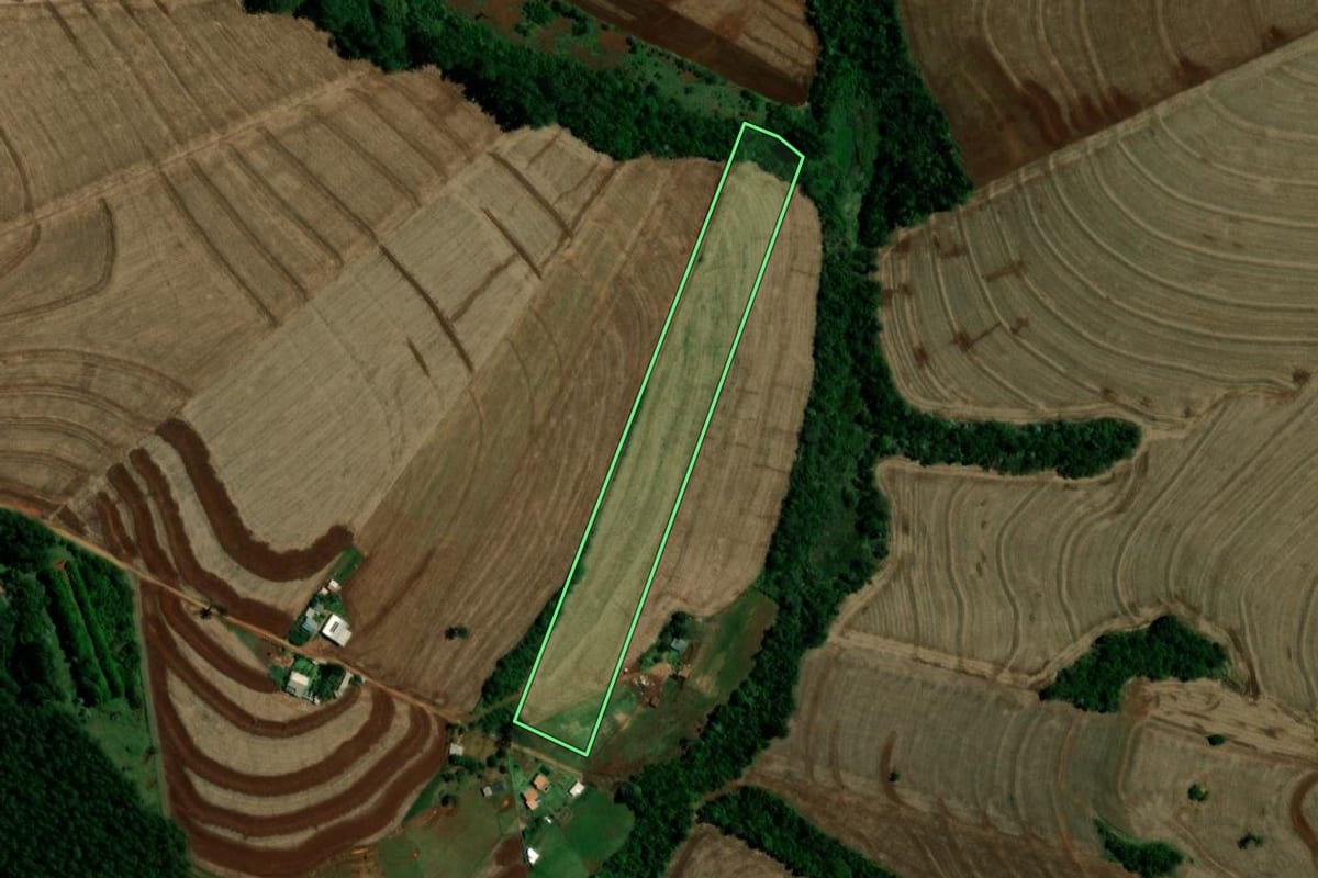 Imagem de satélite do imóvel rural em Ubiratã (PR), com o contorno declarado no CAR desenhado por cima.