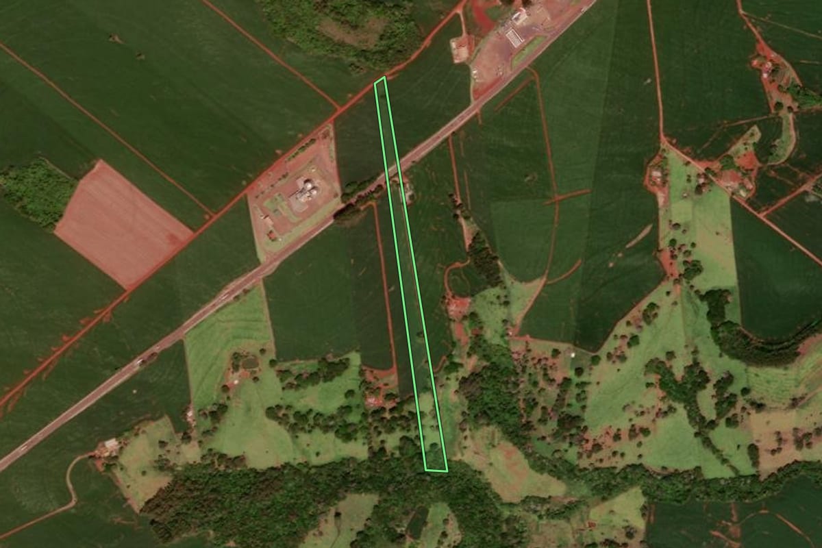 Imagem de satélite do imóvel rural em Ubiratã (PR), com o contorno declarado no CAR desenhado por cima.