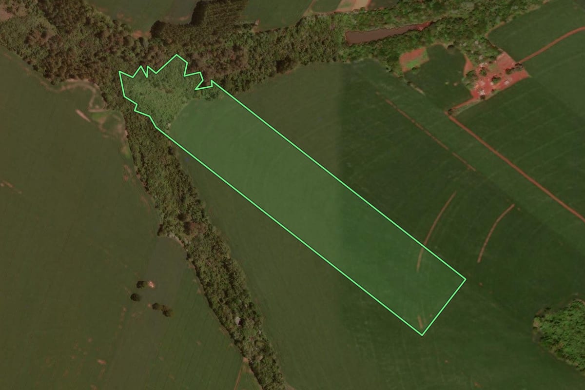 Imagem de satélite do imóvel rural em Ubiratã (PR), com o contorno declarado no CAR desenhado por cima.