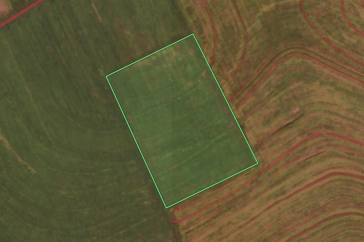 Imagem de satélite do imóvel rural em Ubiratã (PR), com o contorno declarado no CAR desenhado por cima.