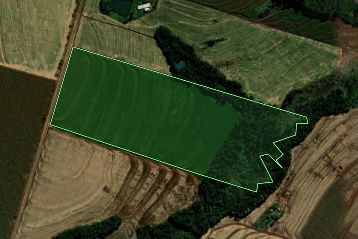 Imagem de satélite do imóvel rural em Ubiratã (PR), com o contorno declarado no CAR desenhado por cima.