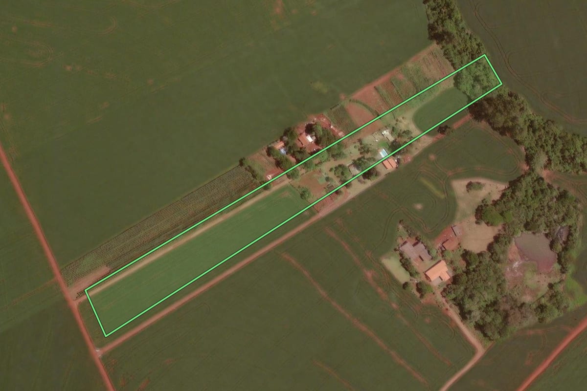 Imagem de satélite do imóvel rural em Ubiratã (PR), com o contorno declarado no CAR desenhado por cima.