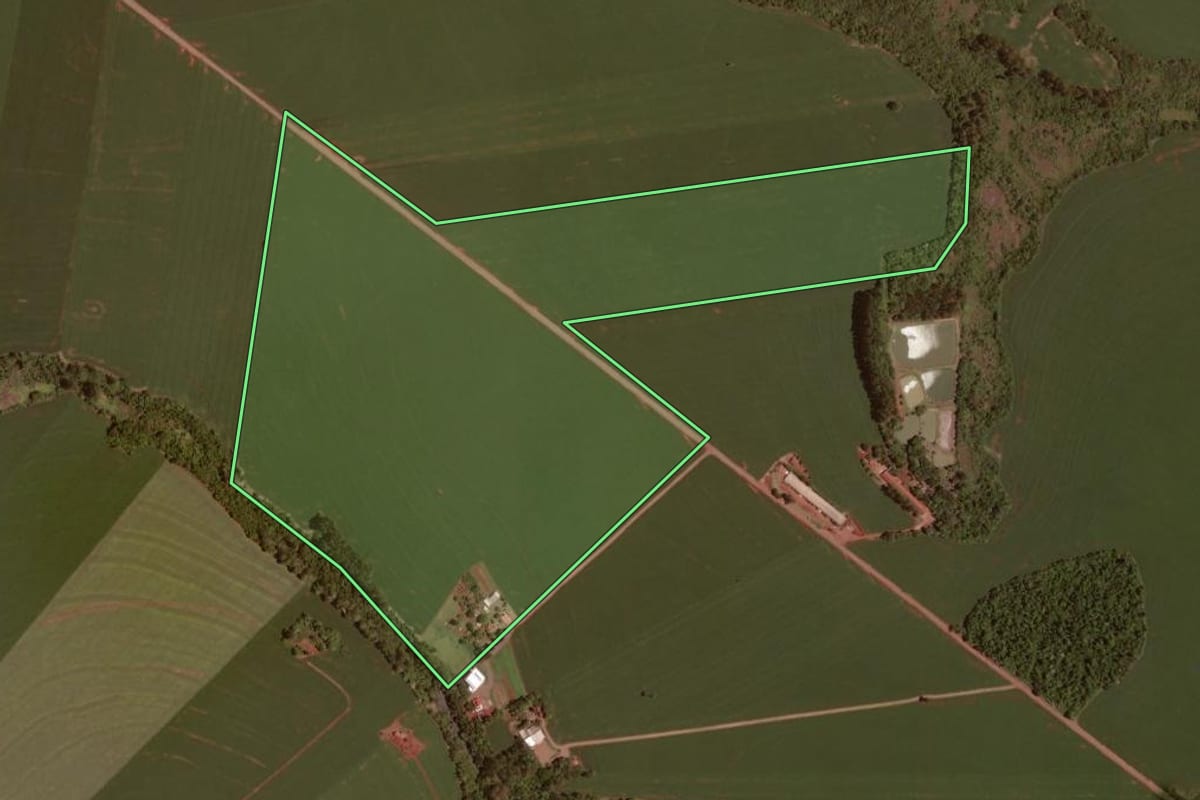 Imagem de satélite do imóvel rural em Ubiratã (PR), com o contorno declarado no CAR desenhado por cima.