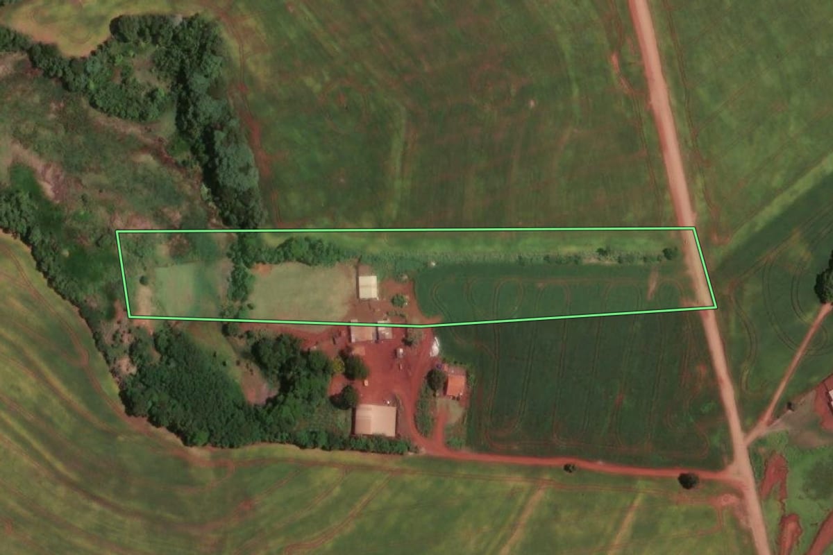 Imagem de satélite do imóvel rural em Ubiratã (PR), com o contorno declarado no CAR desenhado por cima.