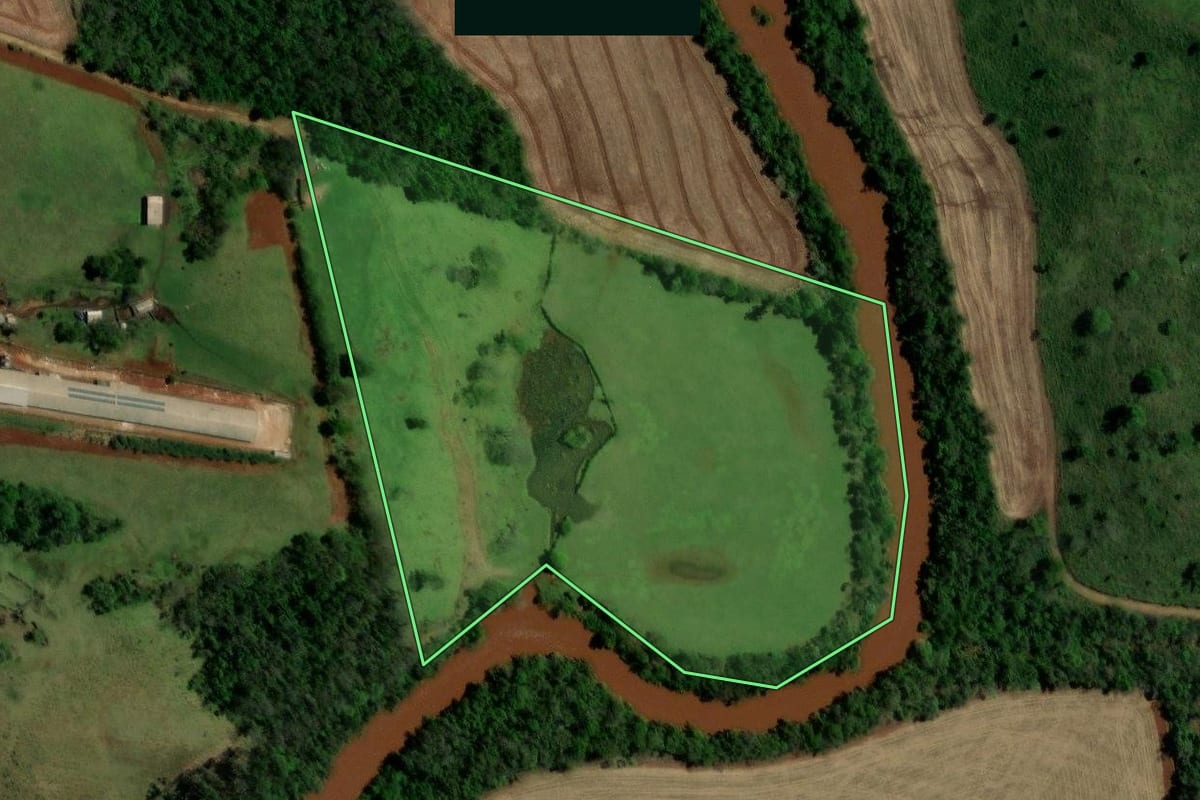 Imagem de satélite do imóvel rural em Ubiratã (PR), com o contorno declarado no CAR desenhado por cima.