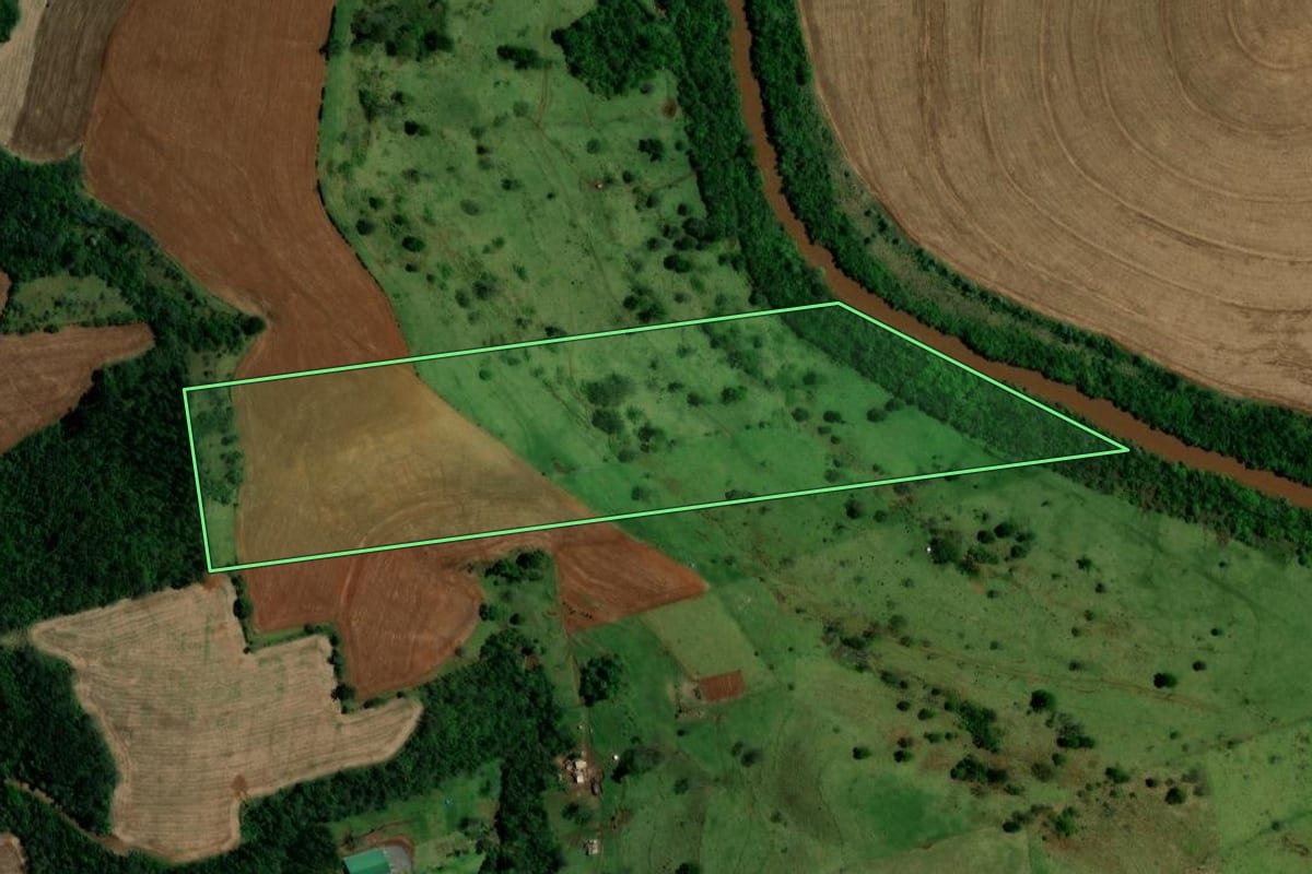 Imagem de satélite do imóvel rural em Ubiratã (PR), com o contorno declarado no CAR desenhado por cima.