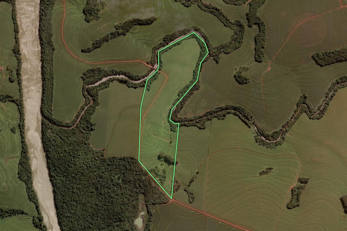 Imagem de satélite do imóvel rural em Ubiratã (PR), com o contorno declarado no CAR desenhado por cima.