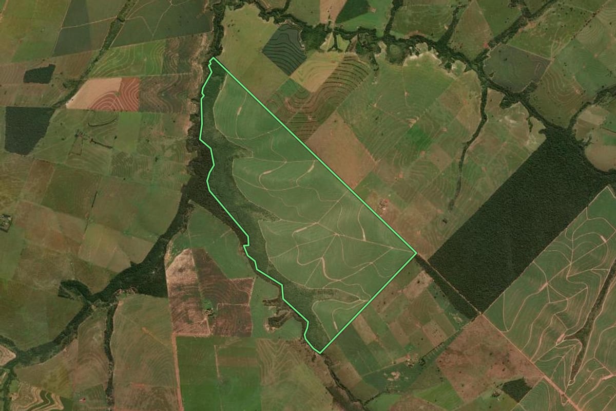 Imagem de satélite do imóvel rural em Umuarama (PR), com o contorno declarado no CAR desenhado por cima.