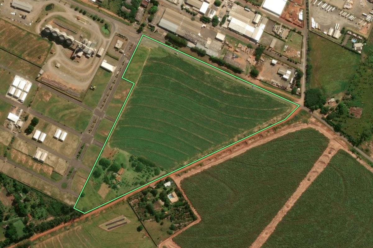 Imagem de satélite do imóvel rural em Umuarama (PR), com o contorno declarado no CAR desenhado por cima.