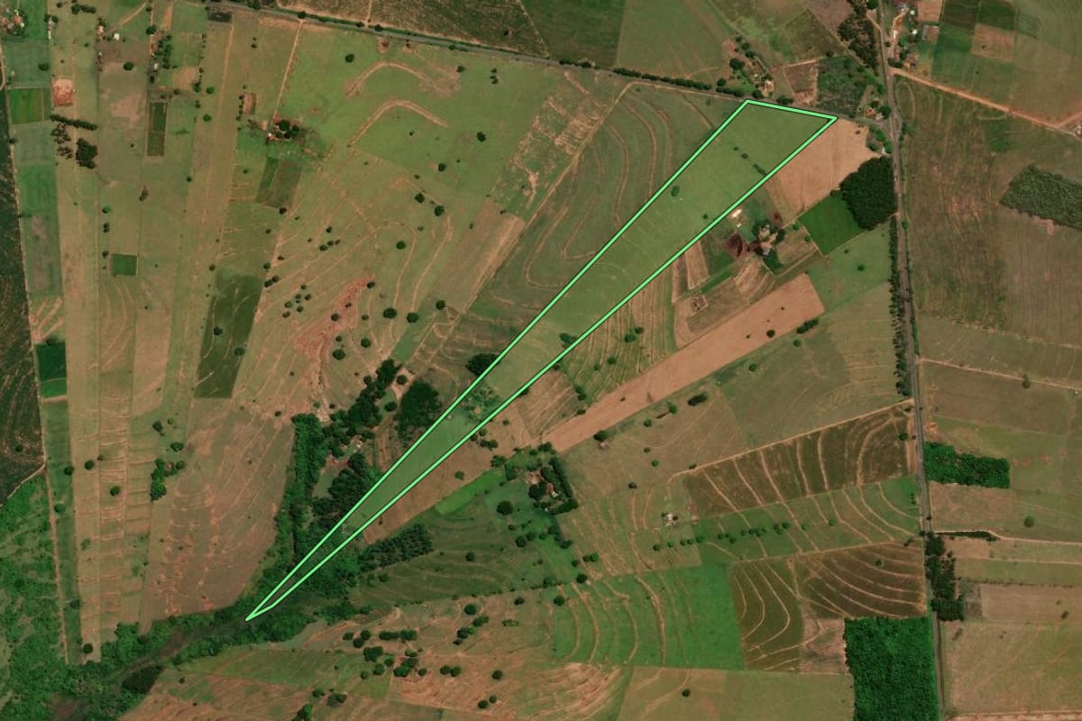 Imagem de satélite do imóvel rural em Umuarama (PR), com o contorno declarado no CAR desenhado por cima.