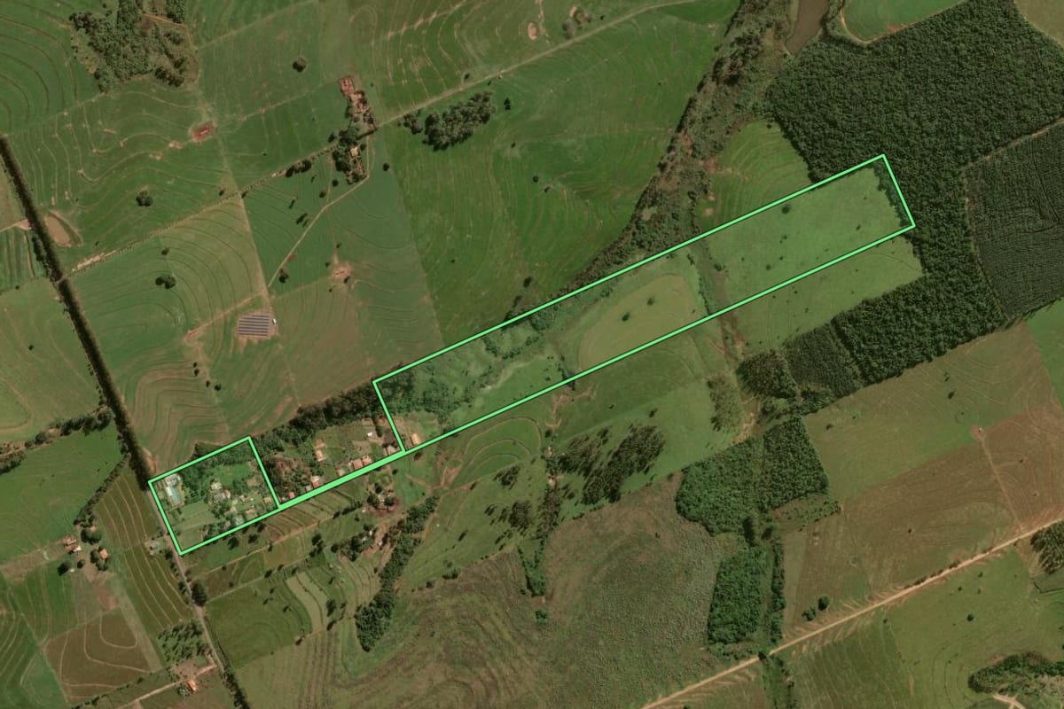 Imagem de satélite do imóvel rural em Umuarama (PR), com o contorno declarado no CAR desenhado por cima.