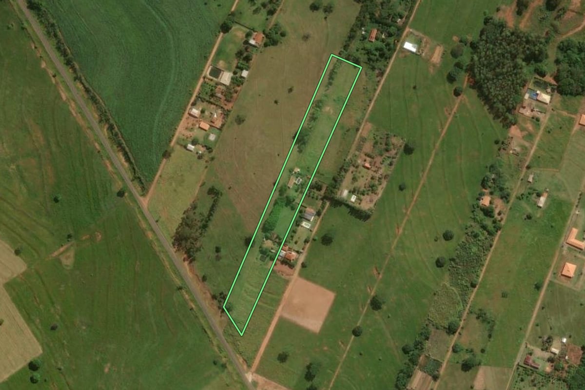 Imagem de satélite do imóvel rural em Umuarama (PR), com o contorno declarado no CAR desenhado por cima.