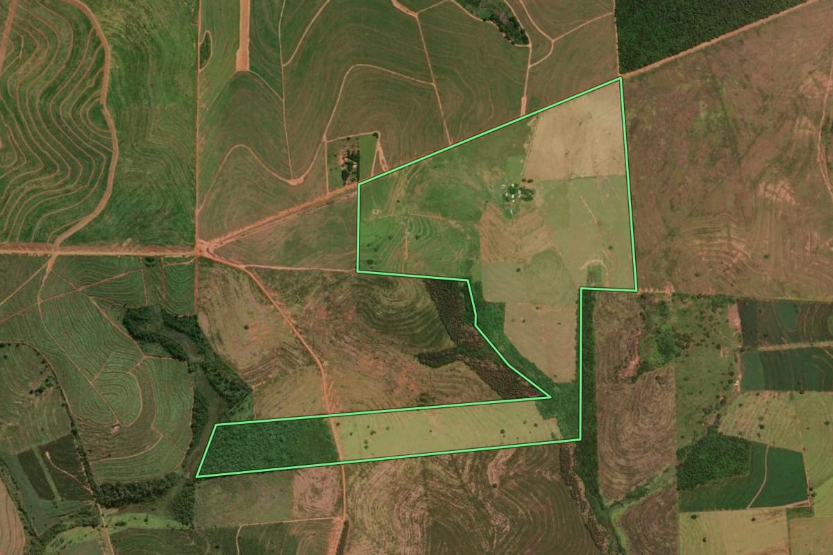 Imagem de satélite do imóvel rural em Umuarama (PR), com o contorno declarado no CAR desenhado por cima.