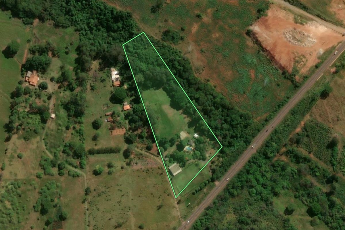 Imagem de satélite do imóvel rural em Umuarama (PR), com o contorno declarado no CAR desenhado por cima.
