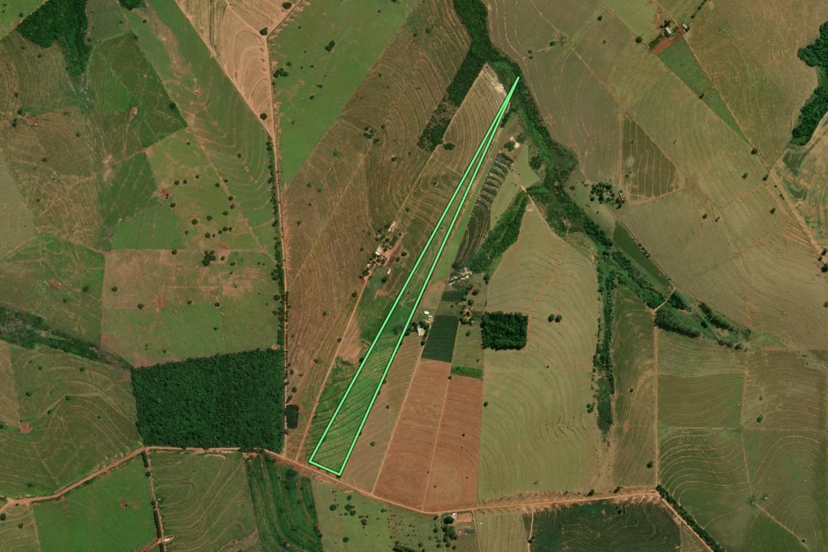 Imagem de satélite do imóvel rural em Umuarama (PR), com o contorno declarado no CAR desenhado por cima.