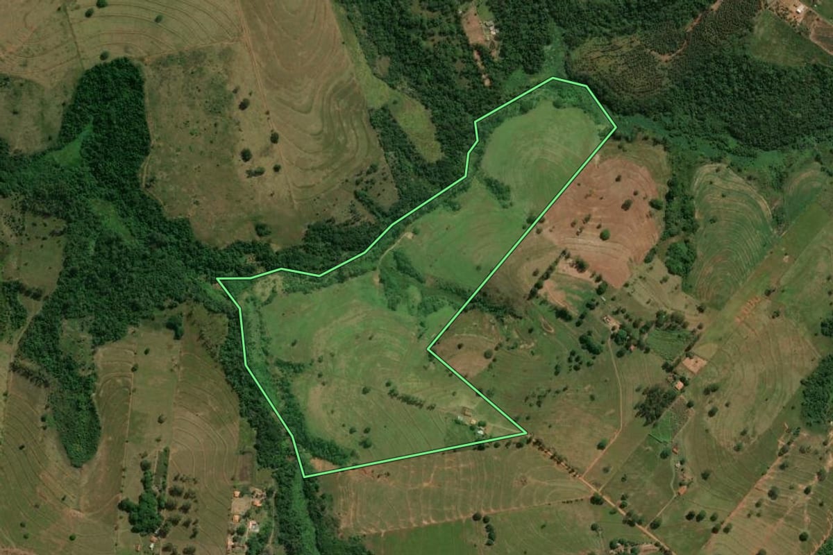 Imagem de satélite do imóvel rural em Umuarama (PR), com o contorno declarado no CAR desenhado por cima.