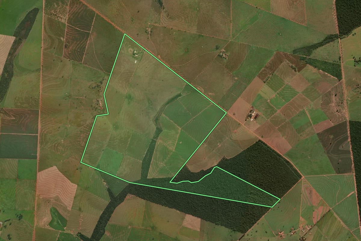 Imagem de satélite do imóvel rural em Umuarama (PR), com o contorno declarado no CAR desenhado por cima.