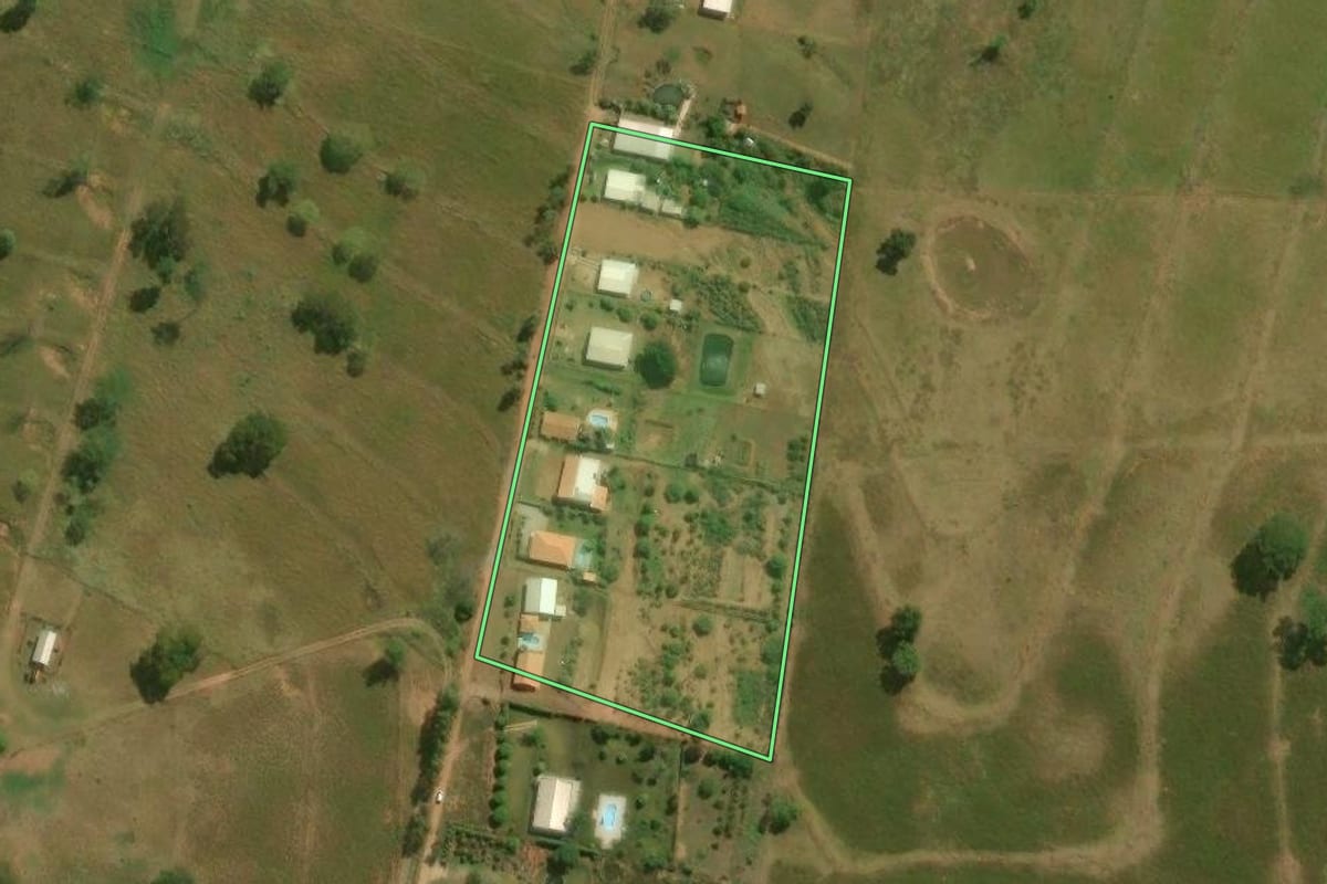 Imagem de satélite do imóvel rural em Umuarama (PR), com o contorno declarado no CAR desenhado por cima.
