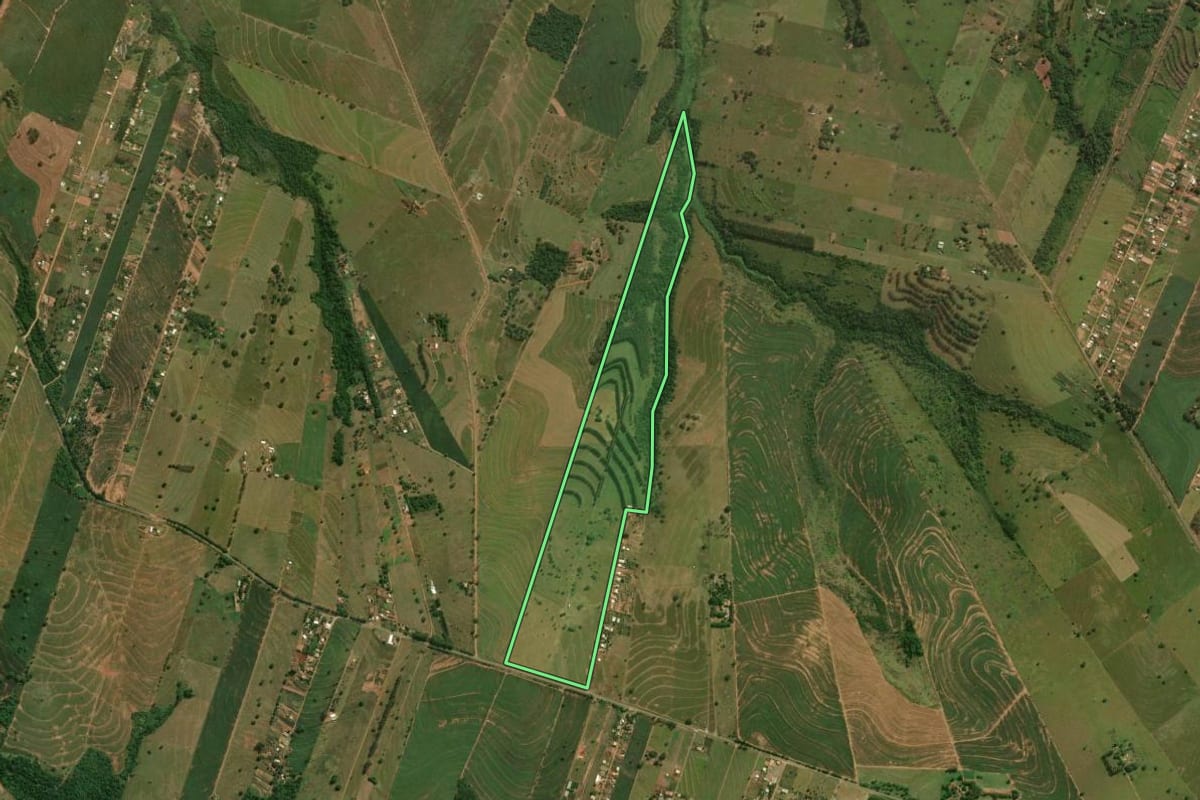 Imagem de satélite do imóvel rural em Umuarama (PR), com o contorno declarado no CAR desenhado por cima.