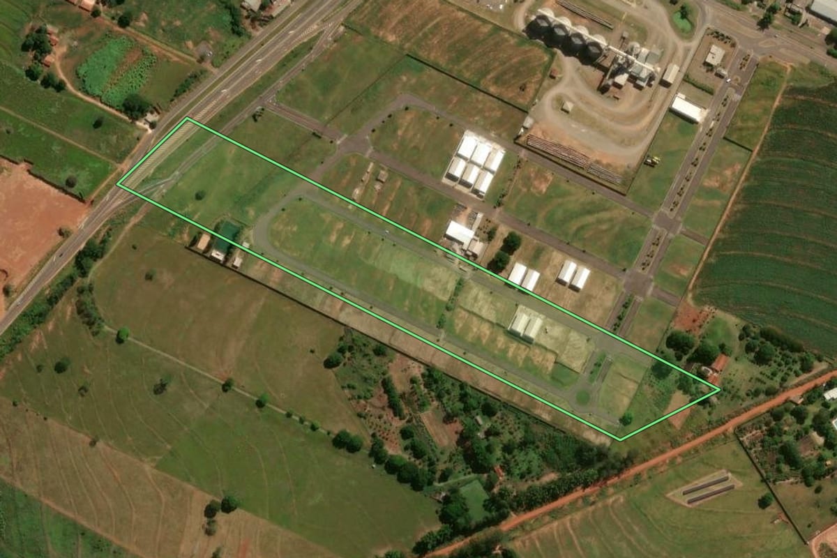 Imagem de satélite do imóvel rural em Umuarama (PR), com o contorno declarado no CAR desenhado por cima.