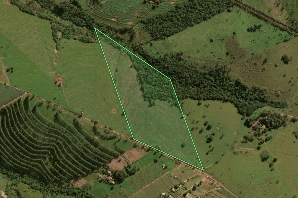 Imagem de satélite do imóvel rural em Umuarama (PR), com o contorno declarado no CAR desenhado por cima.