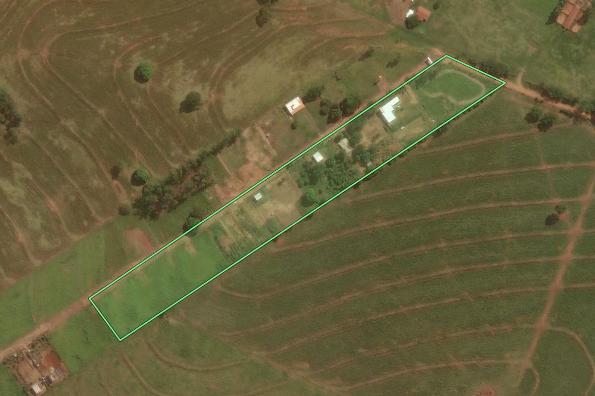 Imagem de satélite do imóvel rural em Umuarama (PR), com o contorno declarado no CAR desenhado por cima.