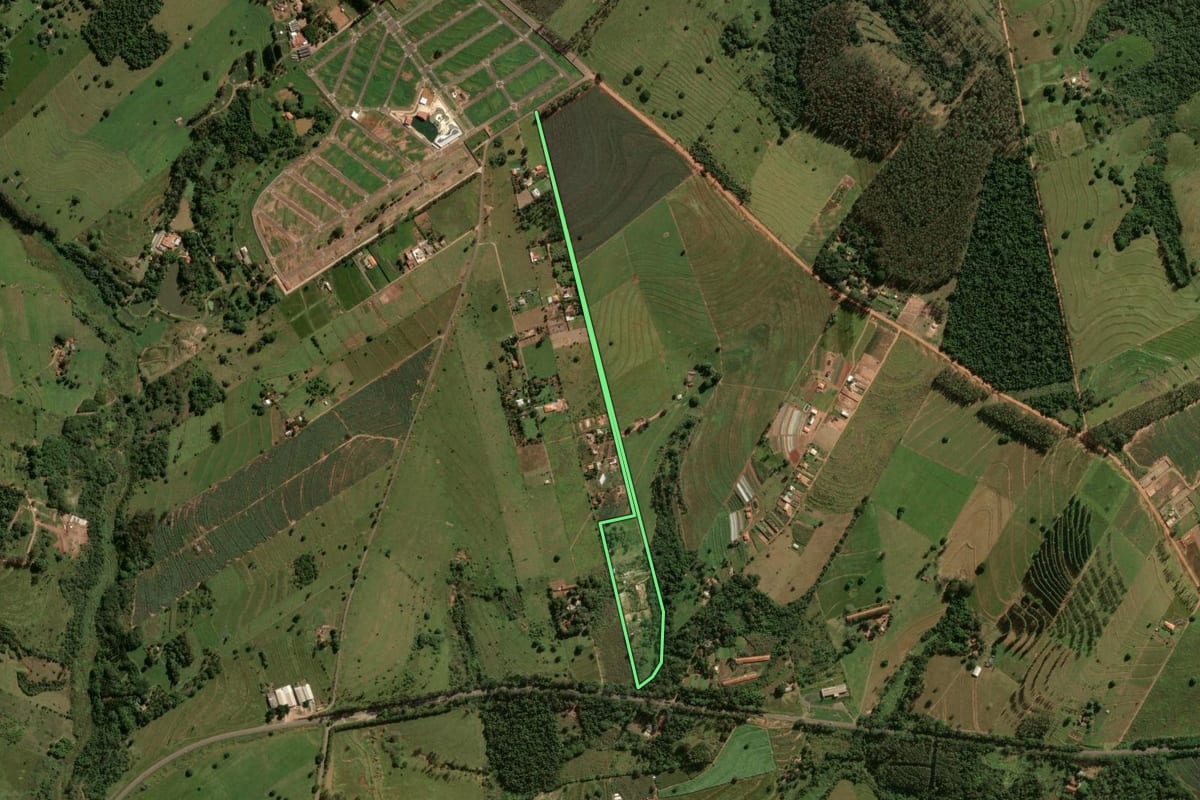 Imagem de satélite do imóvel rural em Umuarama (PR), com o contorno declarado no CAR desenhado por cima.