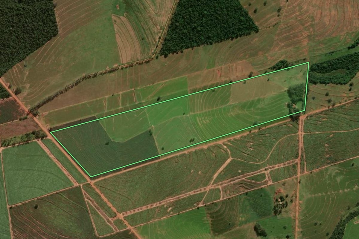 Imagem de satélite do imóvel rural em Umuarama (PR), com o contorno declarado no CAR desenhado por cima.
