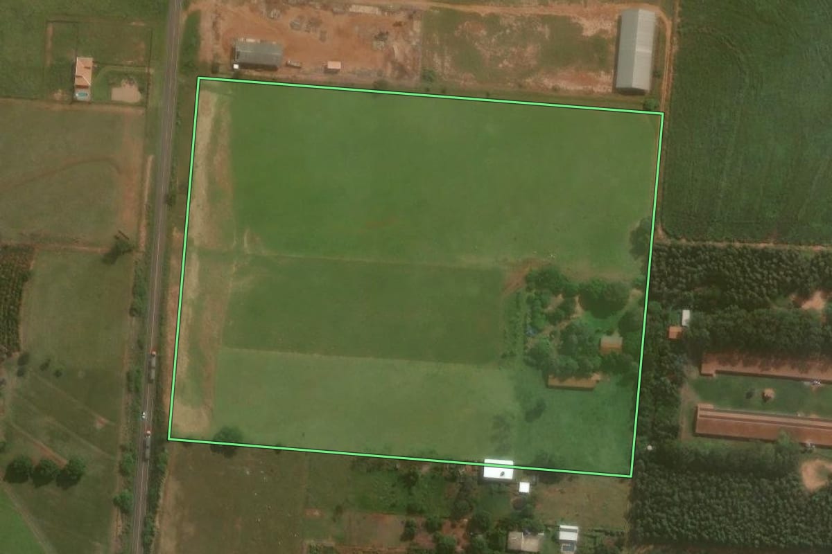 Imagem de satélite do imóvel rural em Umuarama (PR), com o contorno declarado no CAR desenhado por cima.