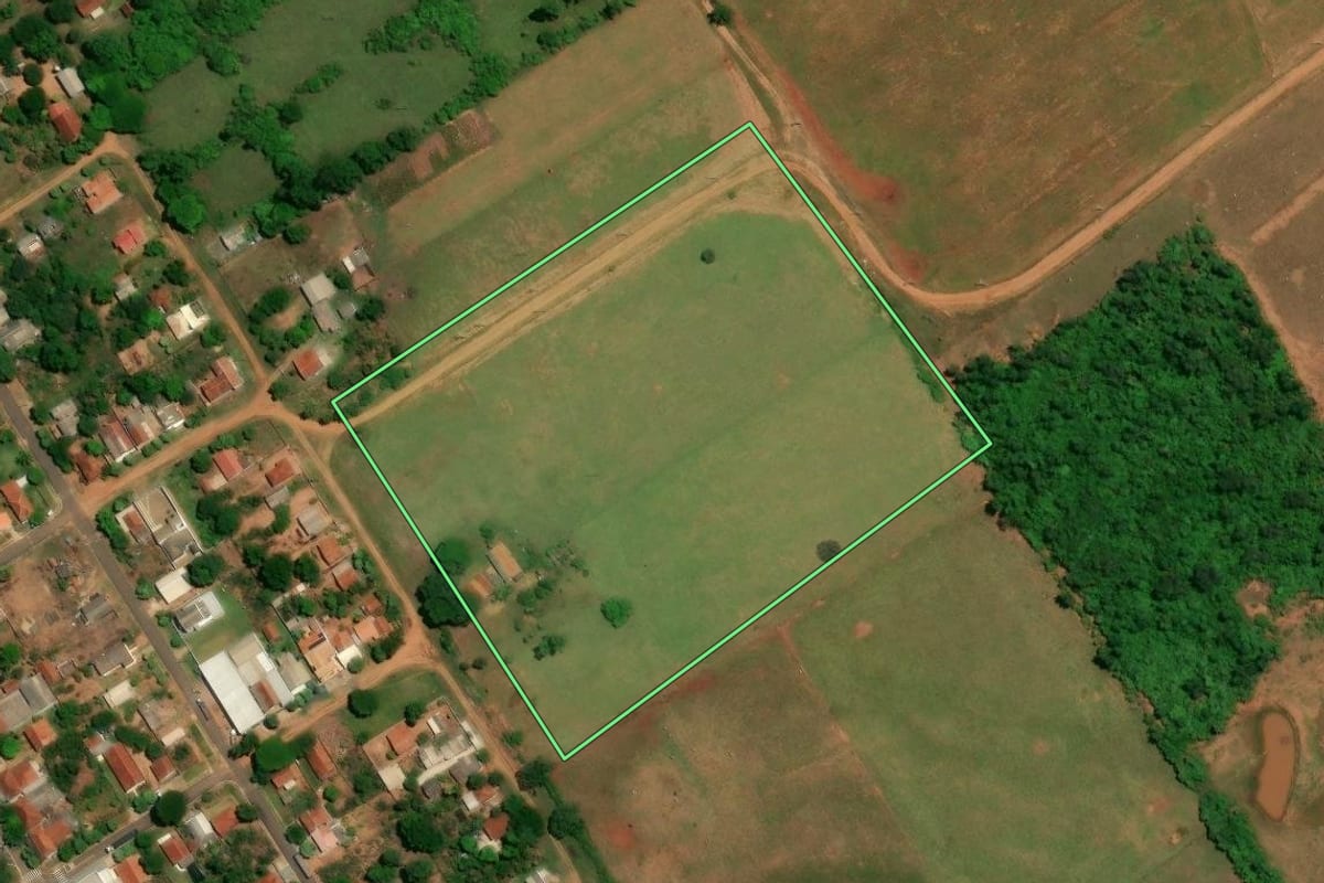 Imagem de satélite do imóvel rural em Umuarama (PR), com o contorno declarado no CAR desenhado por cima.