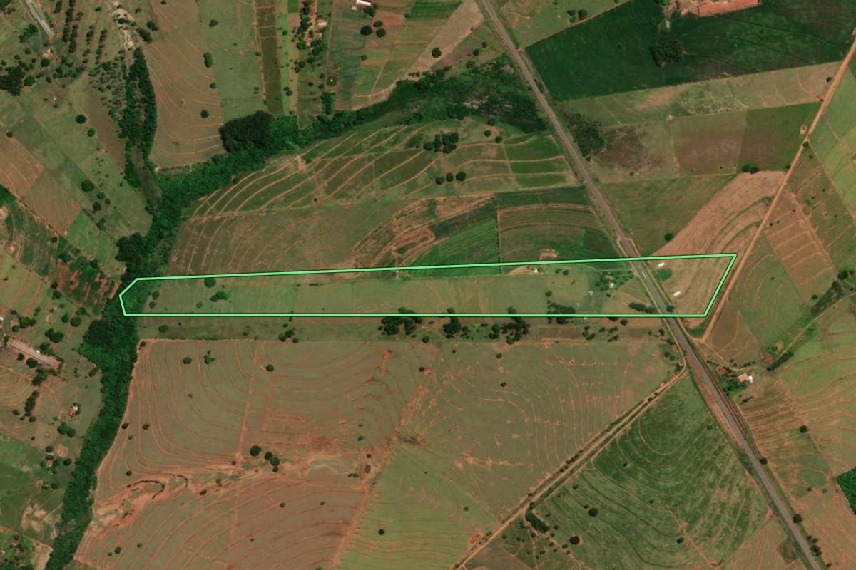 Imagem de satélite do imóvel rural em Umuarama (PR), com o contorno declarado no CAR desenhado por cima.