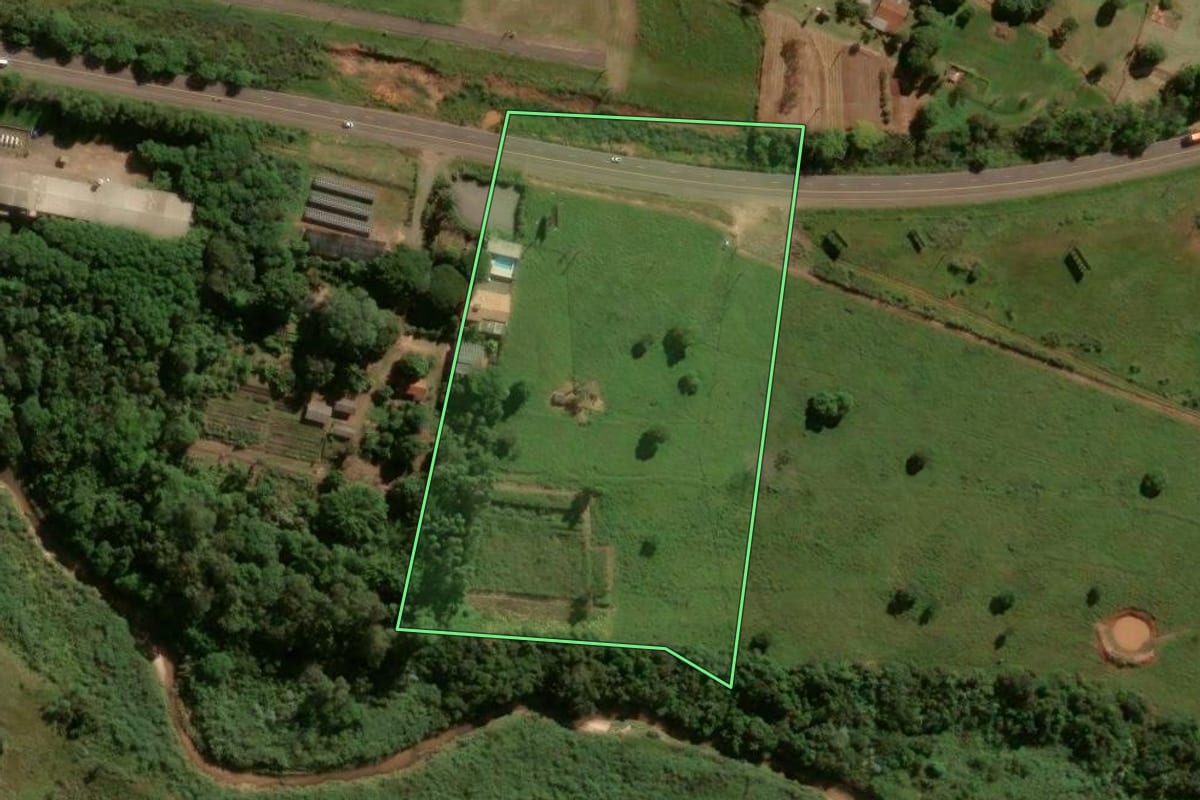 Imagem de satélite do imóvel rural em Umuarama (PR), com o contorno declarado no CAR desenhado por cima.