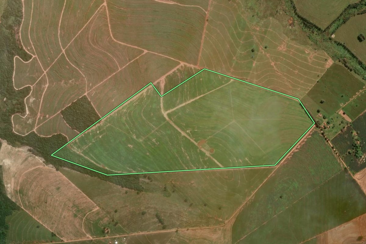 Imagem de satélite do imóvel rural em Umuarama (PR), com o contorno declarado no CAR desenhado por cima.