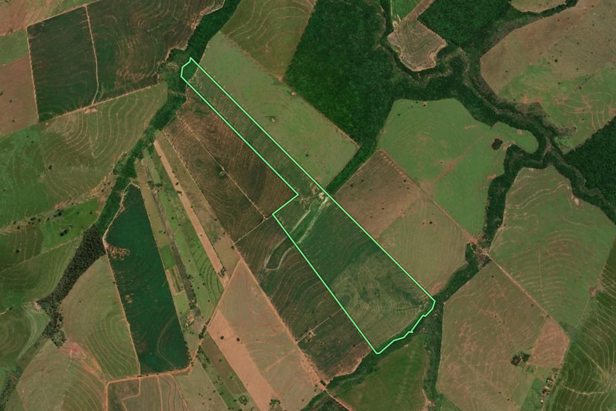 Imagem de satélite do imóvel rural em Umuarama (PR), com o contorno declarado no CAR desenhado por cima.