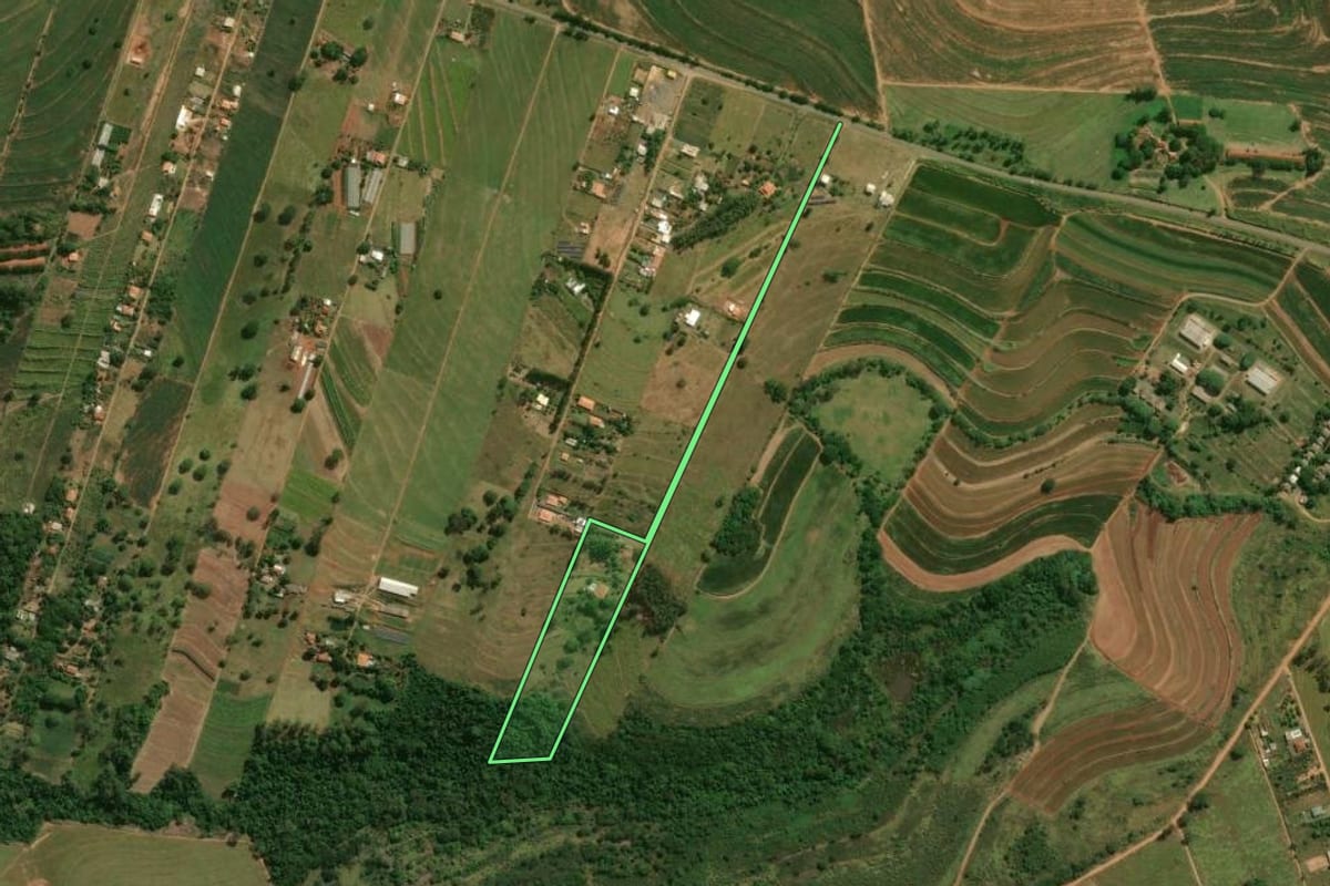 Imagem de satélite do imóvel rural em Umuarama (PR), com o contorno declarado no CAR desenhado por cima.