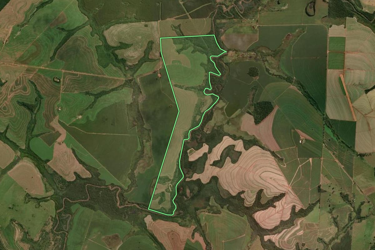 Imagem de satélite do imóvel rural em Umuarama (PR), com o contorno declarado no CAR desenhado por cima.