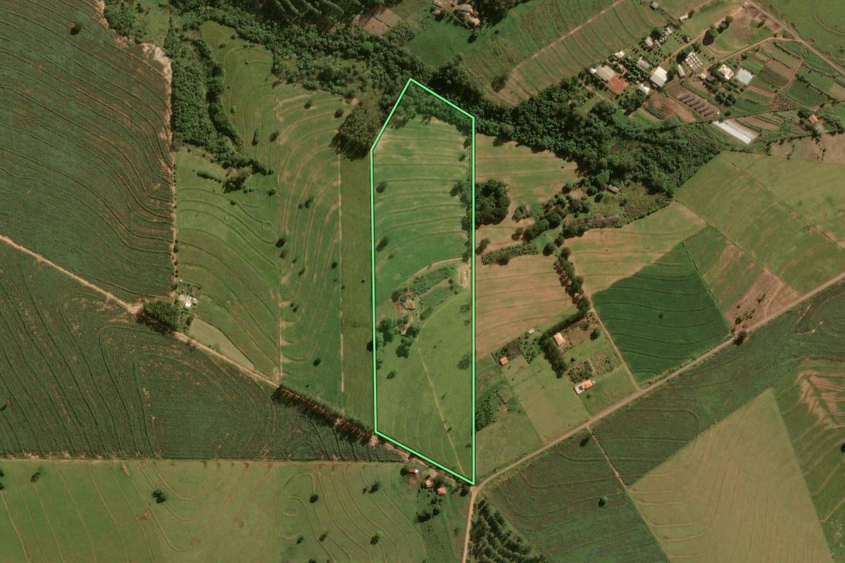 Imagem de satélite do imóvel rural em Umuarama (PR), com o contorno declarado no CAR desenhado por cima.