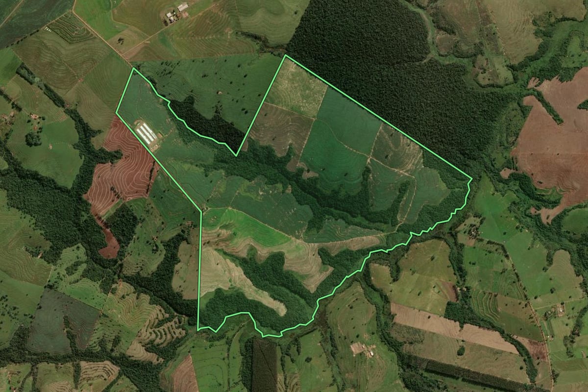 Imagem de satélite do imóvel rural em Umuarama (PR), com o contorno declarado no CAR desenhado por cima.