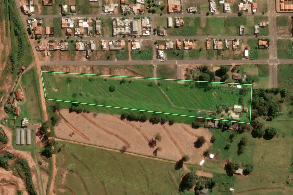 Imagem de satélite do imóvel rural em Umuarama (PR), com o contorno declarado no CAR desenhado por cima.