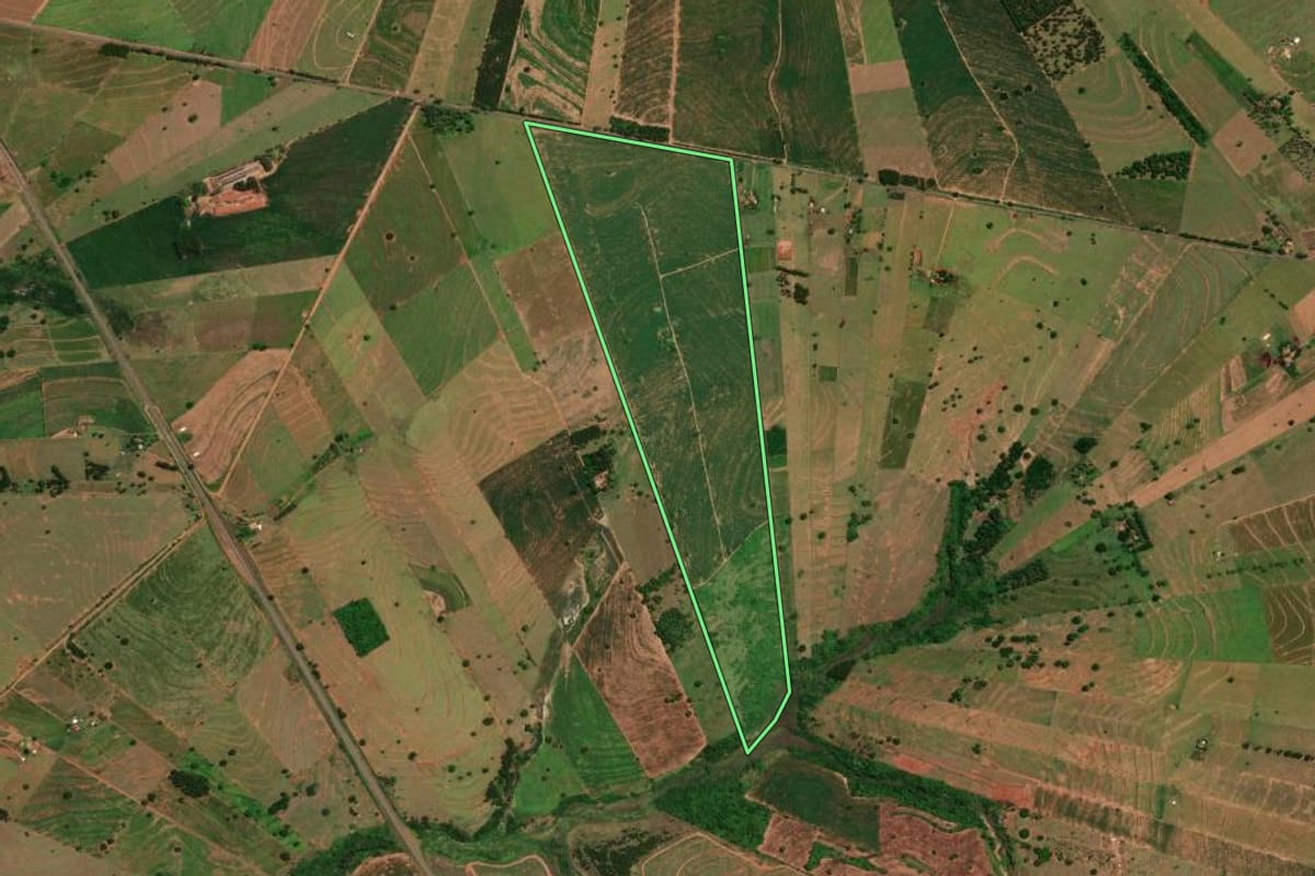 Imagem de satélite do imóvel rural em Umuarama (PR), com o contorno declarado no CAR desenhado por cima.